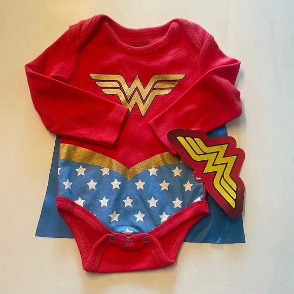 Infant Wonder Woman long sleeve onesie with detachable cape - Picture 1 of 3